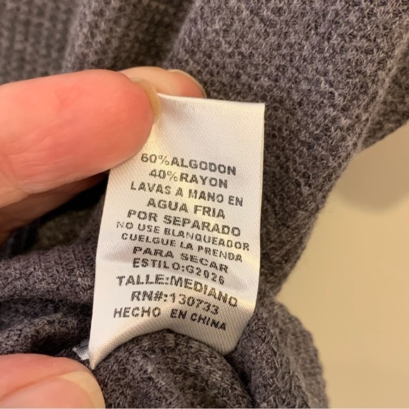 UMGEE NWT grey waffle knit button up vneck‎ top. Size M - Picture 9 of 9